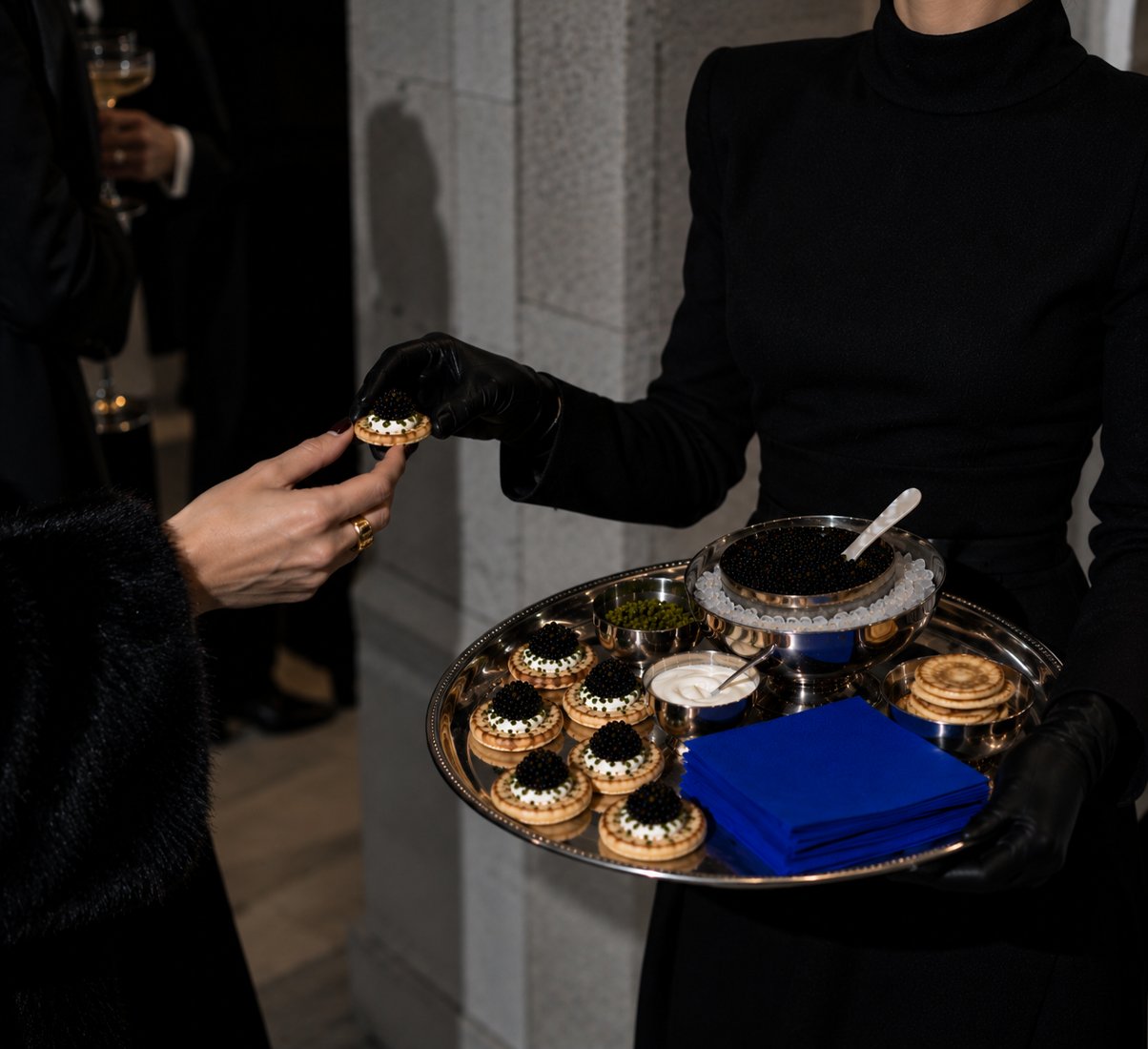 Caviar-Service mit Tablett und Blinis